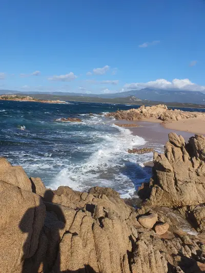 Vagues qui frappent sur les rochers