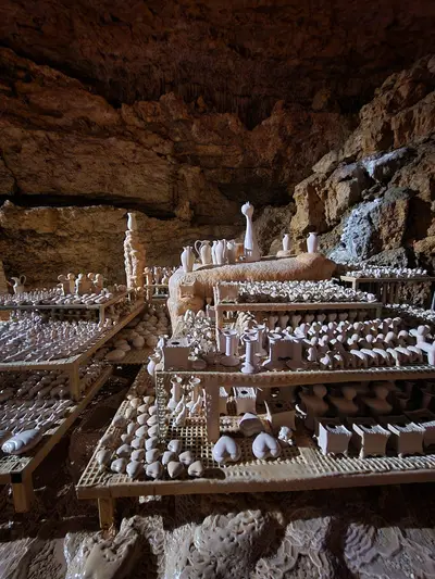 plateau avec des poteries pétrifiées au gouffre de Proumeyssac