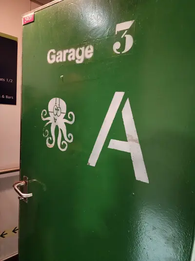 Porte menant au garage du ferrie