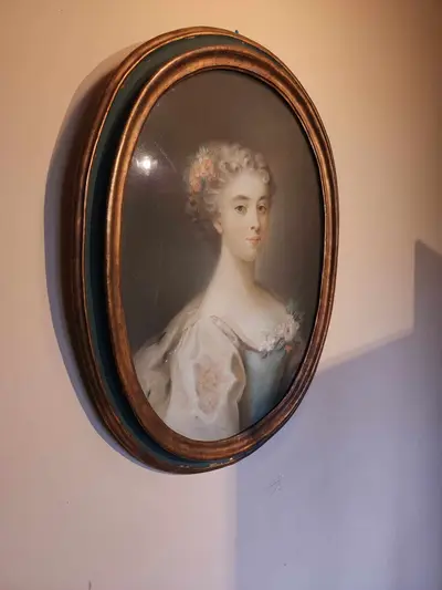 Portrait femme dans la chambre natale de La Fayette