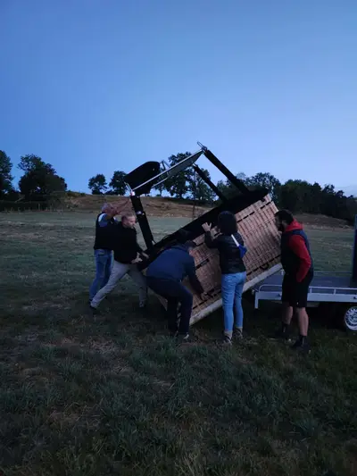 Déchargement de la montgolfière