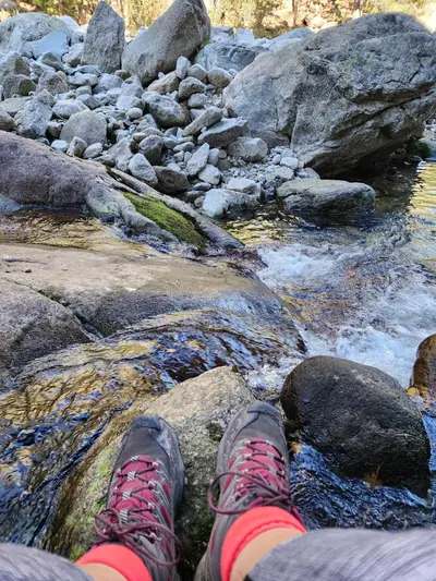 Pause le long de l'eau