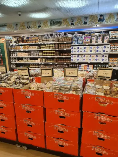 Rayons du magasin d'Usine Biscuiterie la Trinitaine