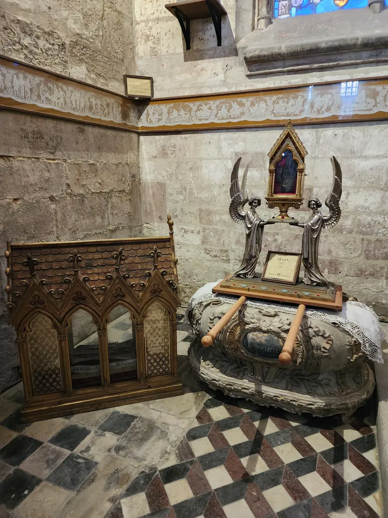 Reliques de Saint Quentin dans la basilique de Saint-Quentin