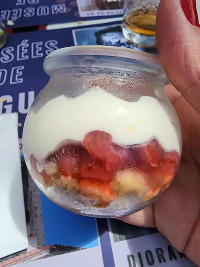 Dessert avec des fraise au restaurant "Au petit chez soi" à Saugues
