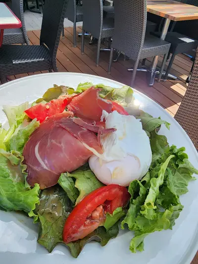 Salade au restaurant "Au petit chez soi" à Saugues