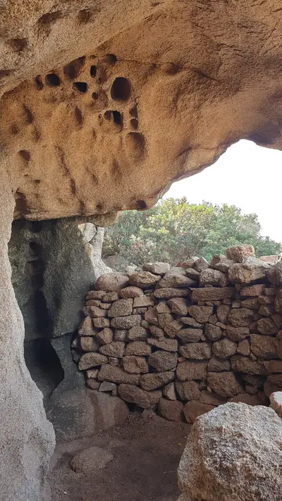 Abri de berger dans la roche