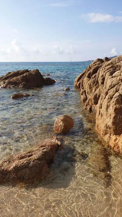 Rochers sur la plage