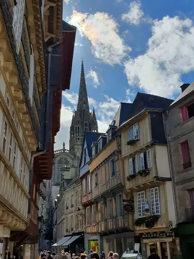 Cathédrale vue de la rue piétonne de Quimper