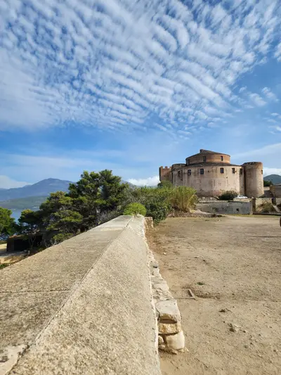 Citadelle de Saint-Florent sous le ciel bleu