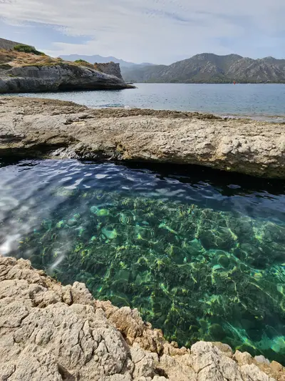 Rochers et eau transparente