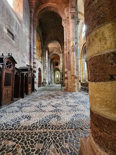 Pavement en galets dans la basilique de Brioude