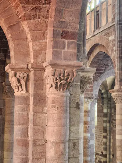 Voûtes en berceau et chapiteaux