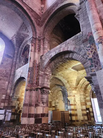 Voûtes en berceau de la basilique de Brioude