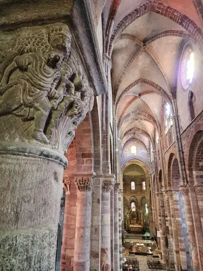 Croisées d'ogives et chapiteau vus depuis la tribune de la chapelle saint Michel à Brioude