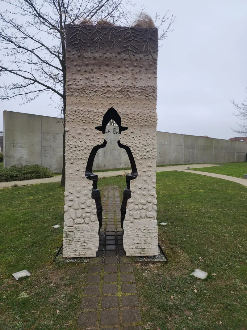 monument avec un soldat