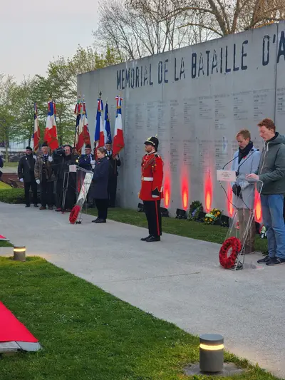 militaire en uniforme rouge