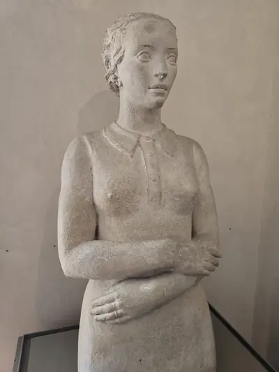 femme avec les bras croisés