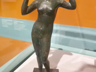 Statue femme en bronze forum antique de Bavay