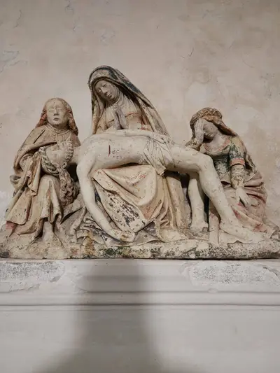 Statue dans l'église de Lavaudieu