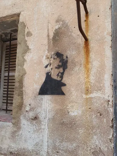 Visage peint en noir sur le mur