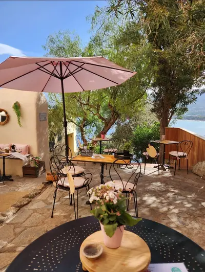 Terrasse de café donnant sur la mer