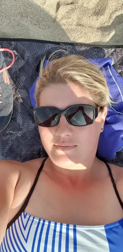 Allongée sur la plage avec des lunettes de soleil
