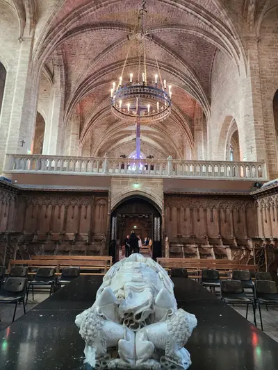 Tombeau du Pape Clément VI en marbre dans l'abbaye de La Chaise-Dieu face au jubé