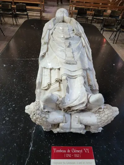 Tombeau du Pape Clément VI en marbre dans l'abbaye de La Chaise-Dieu