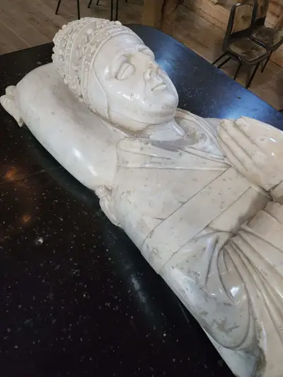 Tombeau du Pape Clément VI en marbre dans l'abbaye de La Chaise-Dieu