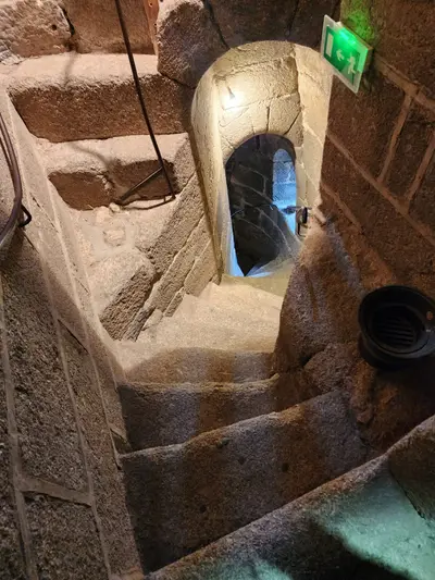 Escalier en pierre menant au sommet de la Tour des Anglais à Saugues