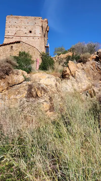 Tour génoise depuis le chemin d'accès