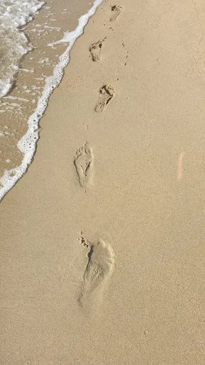 Traces de pieds plage tizanno scaled