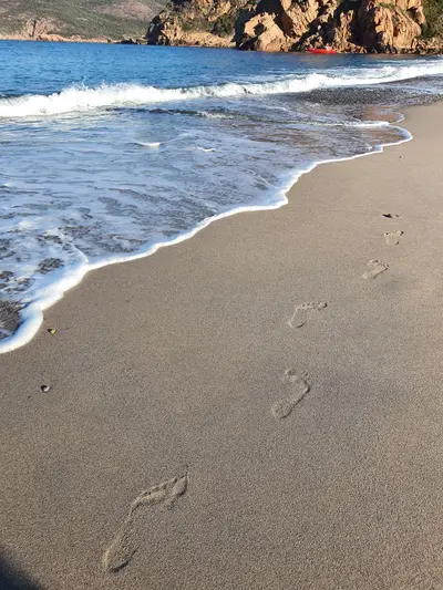 Traces pieds plage porto scaled