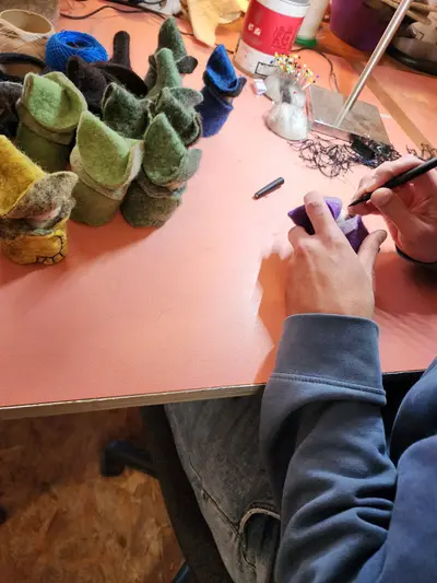 Assemblage laine feutrée dans les ateliers de la Bruyère à Saugues
