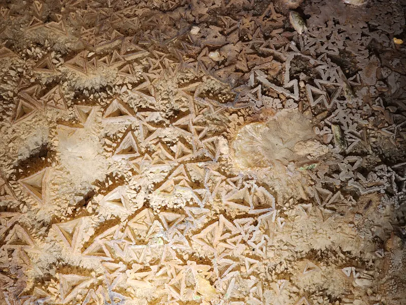 Concrétions en triangles au gouffre de Proumeyssac