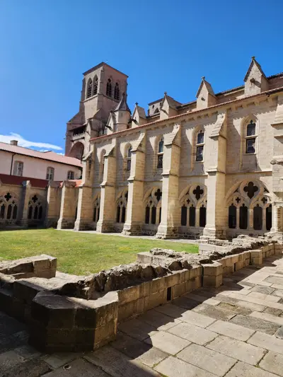 Restes du cloitre de la Chaise-Dieu