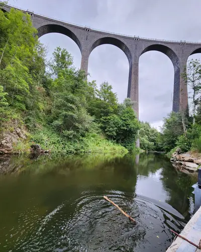 Eau et arches du viaduc