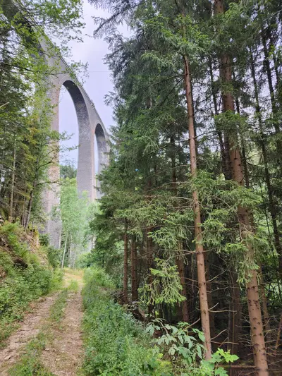 Sentier au pied du viaduc