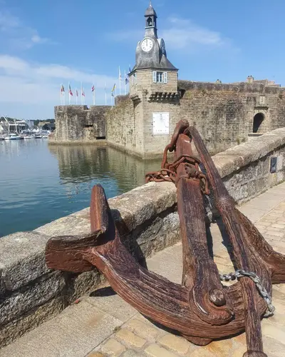 Vieille ancre aux abords de la ville close