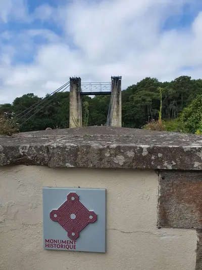 Vieux pont suspendu Bono monument historique