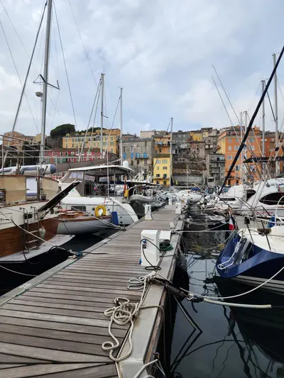 Ponton avec les bateaux dans le vieux port
