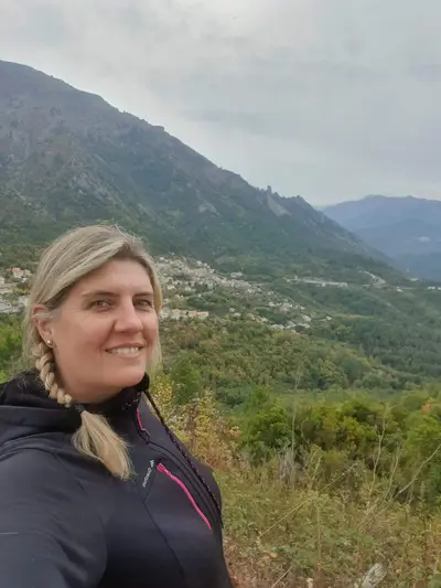 Florandophoto devant un petit village corse