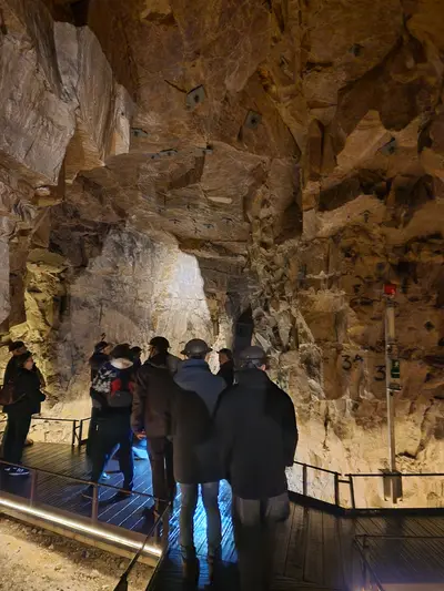 visiteurs dans la carrière