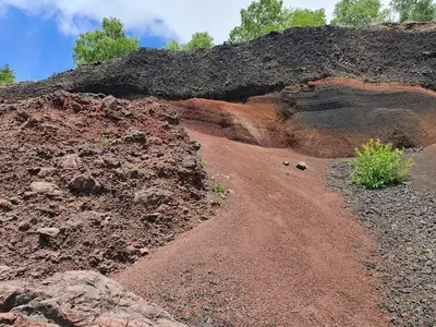 Chemin au milieu du site d'extraction