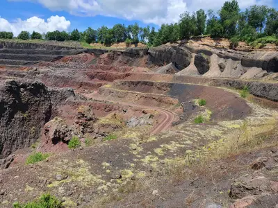 Strates de dépôts volcaniques