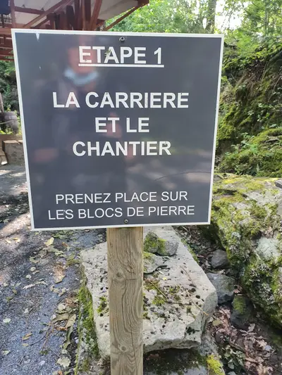 Panneaux de la carrière et du chantier