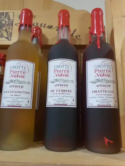 Apéritifs avec des noms amusants vendus à la boutique