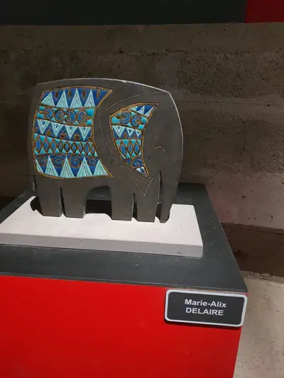 Eléphant en pierre de Volvic émaillée