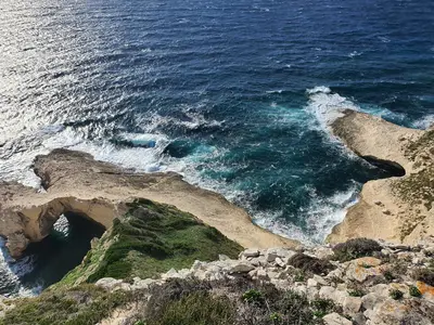 Vagues au pied des falaises